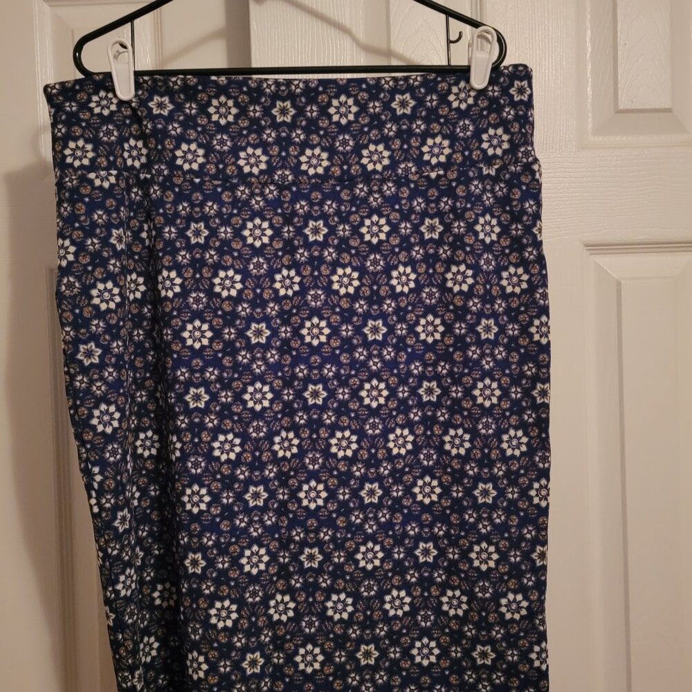 LulaRoe 3XL Cassie Skirt - Navy Blue w/ White Florals
